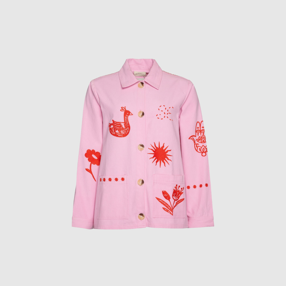 Opdag My Jacket fra Sissel Edelbo – en smuk og detaljeret skjortejakke i 100% økologisk cotton canvas. De farverige, kontrasterende broderier med LOVE (hindi) og Hamsa‑hånd skaber et unikt og personligt udtryk. Den afslappede pasform og feminine farve Rose gør jakken perfekt som let overgangsjakke eller overshirt til både hverdag og sæsonens boheme‑looks.