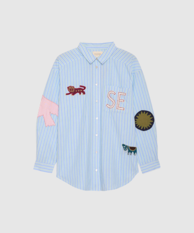 Opdag Pil Shirt fra Sissel Edelbo – en loose, stribet skjorte i leftover cotton med unikke håndlavede broderier i grønne striber. De dekorative motiver, den bløde pasform og de bæredygtige materialer gør skjorten til en charmerende limited edition style. Perfekt til både hverdag og kreative boho‑looks.