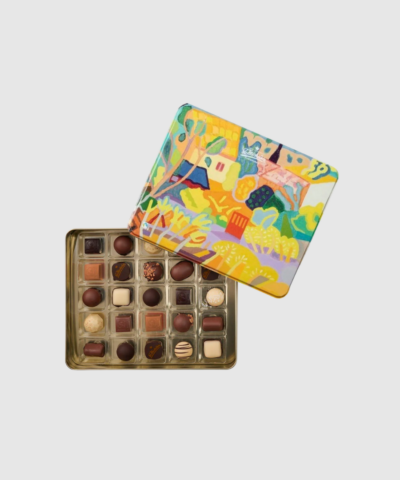 Opdag Kunstdåsen Forår 1 fra Sv. Michelsen – en smuk kunstnerisk metaldåse fyldt med ca. 25 stk. håndlavet Fairtrade‑chokolade. Motivets forårsdesign og den danske chokoladetradition gør dåsen til en unik og personlig gave til enhver lejlighed. Perfekt som værtindegave, fødselsdagsgave eller som en luksuriøs forkælelse til dig selv.