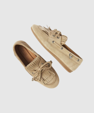 Opdag VIA VAI June Loua – Sierra Noisette, en blød ruskindsloafer med bådsko‑detaljer, frynser og dekorativ perlesløjfe. Den udtagelige polstrede fodseng og fleksible gummisål giver høj komfort, mens det elegante design gør June Loua perfekt til både hverdagslook og chic styling.