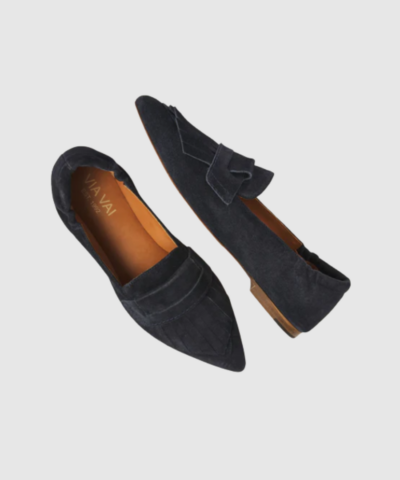 Opdag VIA VAI Lola Oakley – Blue, en moderne loafer i blødt ruskind med chunky plateau og sporty detaljer. Med blød polstret fodseng, fleksibel sål og et eksklusivt design får du en komfortabel og stilfuld sko til både hverdag, arbejde og udvalgte anledninger.