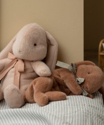 Alternative view of Maileg – Sovende Plyskanin Lille - Varm Brun