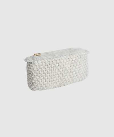 Aiayu Helen Classic Clutch i Mix Water er en håndstrikket clutch i 100% lamauld med boblestrik, bomuldsfor og indvendig lomme. Et unikt håndlavet stykke luksus, signeret af kvinden, der har skabt det. Perfekt til både hverdag og festlige lejligheder.