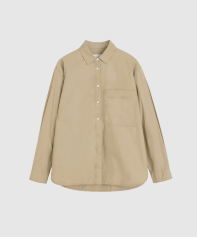 Aiayu Lynette Shirt i Semolina er en elegant skjorte i 100% GOTS‑certificeret økologisk bomuld. Den voluminøse silhuet, ekstra længde bagtil og brede manchetter skaber et feminint og tidløst udtryk. Skjorten er produceret i regenerativ bomuld, der både gavner miljøet og føles luksuriøs mod huden. Et perfekt valg til dig, der ønsker kvalitet, design og bæredygtighed i ét.