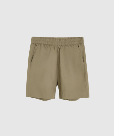 Aiayu Shorts Long i Olive Garden er et par lange og luftige shorts i 100% GOTS‑certificeret økologisk bomuld. Komfortabel elastisk talje og tidløst design gør dem perfekte til både hverdagsbrug og sommerens afslappede looks.