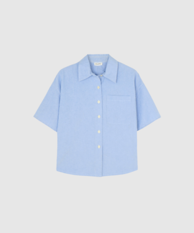 American Vintage Feoly Shirt i lyseblå er en kort, afslappet skjorte i kraftig bomuld med klassisk krave, knapper foran og retro-inspireret udtryk. Perfekt til lag‑på‑lag og sommerlige outfits. Find den hos Merci Give.