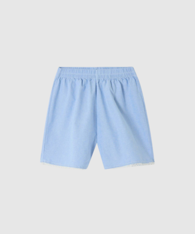 American Vintage Feoly Shorts i lyseblå Azurin er feminine sommer‑shorts i 100% bomuld, med høj elastisk talje, A‑line snit og smuk blondekant. Perfekt til lette sommerlooks. Find dem hos Merci Give.