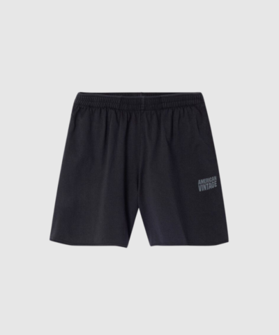 Gixy Shorts fra American Vintage i farven BLACK er et populært valg til både sporty og afslappede outfits. Med deres ultra-bløde 100% bomuld og elastiske talje er de perfekte til både hverdagsbrug, lounge og træning. Ideelle som en del af en moderne basisgarderobe.