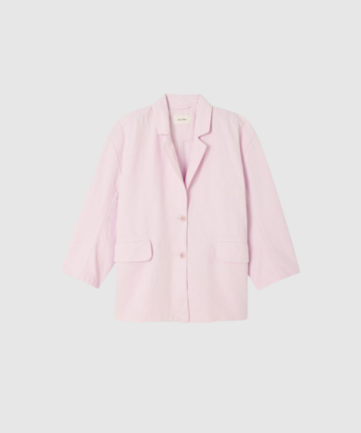 American Vintage Namaz Blazer i farven Dragee er en moderne og oversized blazer i struktureret twill. Fremstillet i bomuld og hør med klassiske detaljer som blazerkrave, knaplukning og frontlommer. Perfekt til både hverdag og pænere looks. Shop Namaz Blazer hos Merci Give.