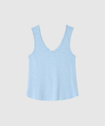 American Vintage Sonoma Tank Top i Vintage Splash er en ikonisk, lyseblå basistop i tyk, slubbet bomuld med børstet inderside. En blød, komfortabel og tidløs tanktop med A‑line snit og U‑hals. Perfekt til både sommer og lag‑på‑lag. Find den hos Merci Give.