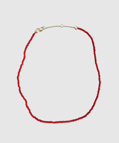 Annavii Kala Ensfarvet Halskæde i farven Coral er en håndlavet perlekæde i smukke glasperler med forgyldt messinglås. Den justerbare længde gør den perfekt til både hverdag og fest. Et elegant og feminint smykke, der tilføjer et friskt farvepust til ethvert outfit – ideelt alene eller som del af et lag‑på‑lag look.