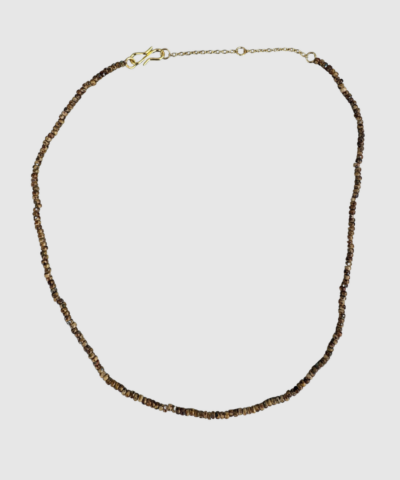 Annavii Reena Halskæde i Brown Mel er en smuk, håndlavet glasperlekæde i en varm brun, meleret farvetone. Perfekt alene eller i lag‑på‑lag styling, og ideel til både hverdag og pæne outfits. Et elegant og tidløst smykke med et unikt håndlavet udtryk.