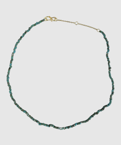 Annavii Reena Halskæde i Turkis er en smuk håndlavet perlekæde i fine glasperler, der giver et frisk og feminint farvepust. Den klare turkise tone skaber et moderne, elegant look, perfekt både alene eller i smuk lag‑på‑lag styling. Ideel til hverdagsbrug, sommeroutfits og farverige detaljer året rundt.