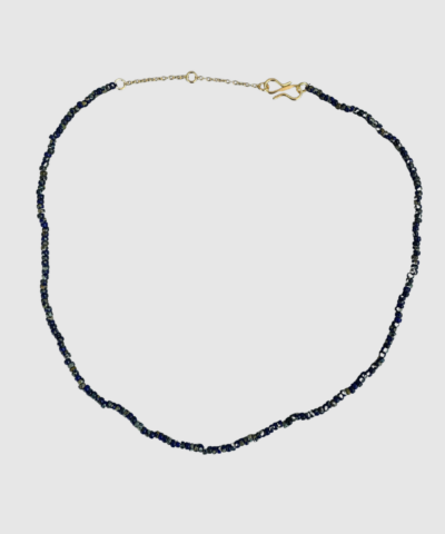 Annavii Reena Halskæde i Marine Blå er en smuk, håndlavet perlekæde, der kombinerer farve, elegance og moderne enkelthed. De dybblå glasperler giver et eksklusivt og stilrent udtryk, perfekt til både hverdag og fest. Et feminint smykke med et unikt, håndlavet præg.