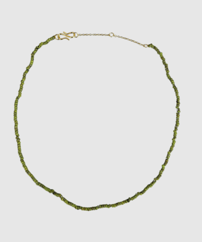 Annavii Reena Halskæde i limegrøn er et håndlavet og elegant smykke i marmoreret glasperler med forgyldt messinglås og justerbar længde. Den friske limegrønne farve giver et smukt farvepust og et moderne, feminint udtryk. Et perfekt valg til både hverdag og lag‑på‑lag styling.