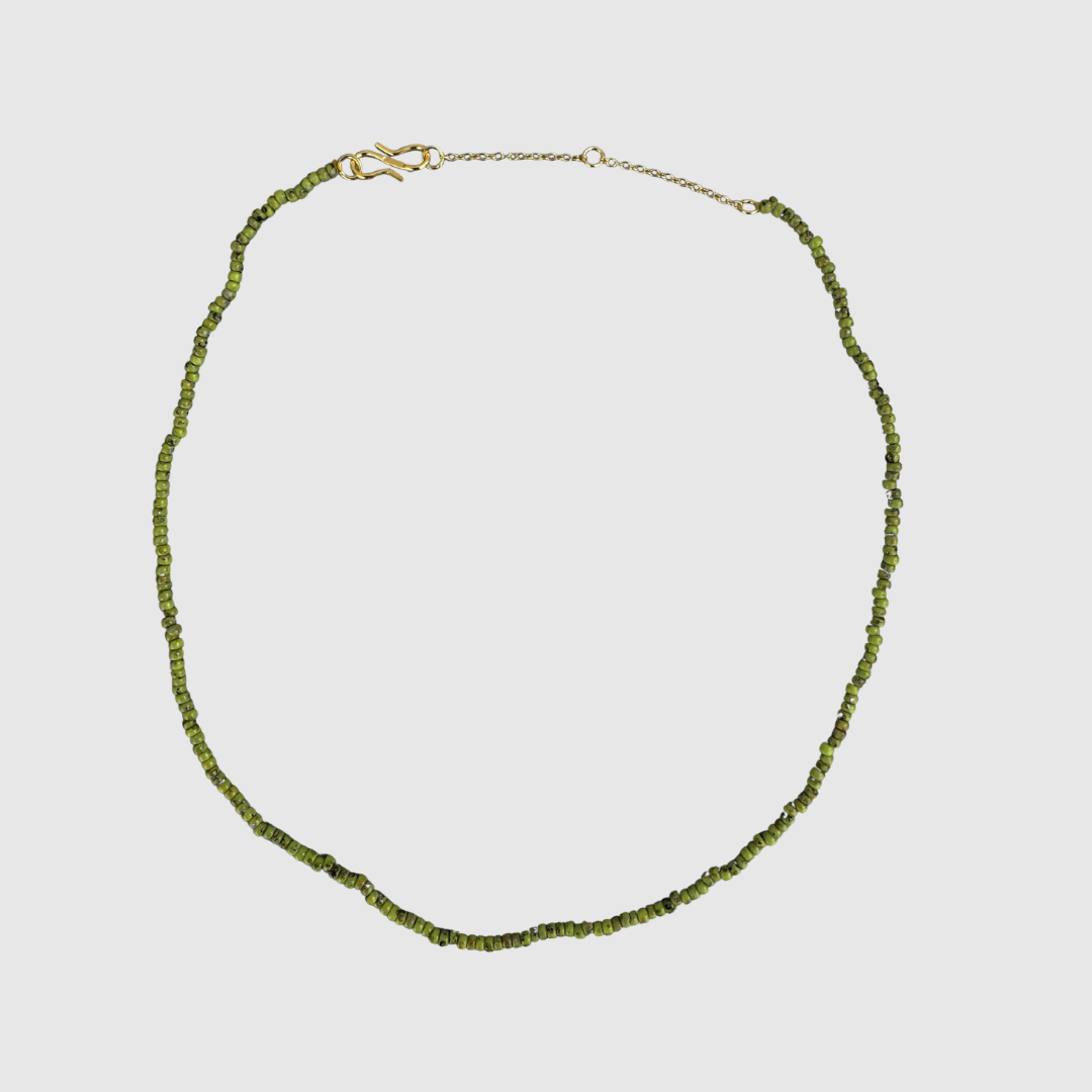 Annavii Reena Halskæde i limegrøn er et håndlavet og elegant smykke i marmoreret glasperler med forgyldt messinglås og justerbar længde. Den friske limegrønne farve giver et smukt farvepust og et moderne, feminint udtryk. Et perfekt valg til både hverdag og lag‑på‑lag styling.
