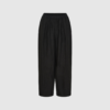 Billie Barrel Pant i Black er en moderne barrel‑buks i 100% hør med elastisk linning og afslappet pasform. Let, åndbar og perfekt til både sommer, hverdag og minimalistiske outfits. En tidløs favorit til enhver garderobe.