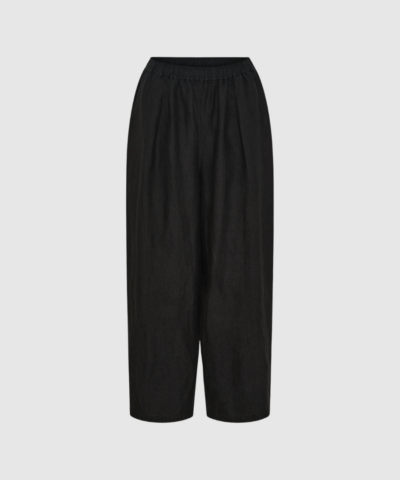 Billie Barrel Pant i Black er en moderne barrel‑buks i 100% hør med elastisk linning og afslappet pasform. Let, åndbar og perfekt til både sommer, hverdag og minimalistiske outfits. En tidløs favorit til enhver garderobe.