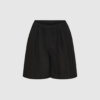 Billie Shorts i Black er lette hørshorts med elastisk talje, sidelommer og dekorative rynk. 100% hør gør dem åndbare og perfekte til sommer. Feminine, stilrene og nemme at style med både toppe og skjorter.