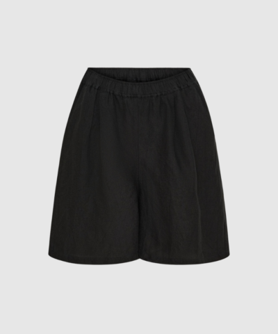 Billie Shorts i Black er lette hørshorts med elastisk talje, sidelommer og dekorative rynk. 100% hør gør dem åndbare og perfekte til sommer. Feminine, stilrene og nemme at style med både toppe og skjorter.