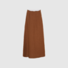 Jose Long Skirt i Cambridge Brown er en smuk maxi‑nederdel i 100% hør med elastisk linning og diskret slids bagpå. Åndbar, let og perfekt til forår, sommer og lag‑på‑lag. En elegant og tidløs style til både hverdag og ferielooks.