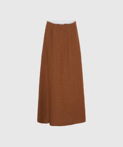 Jose Long Skirt i Cambridge Brown er en smuk maxi‑nederdel i 100% hør med elastisk linning og diskret slids bagpå. Åndbar, let og perfekt til forår, sommer og lag‑på‑lag. En elegant og tidløs style til både hverdag og ferielooks.