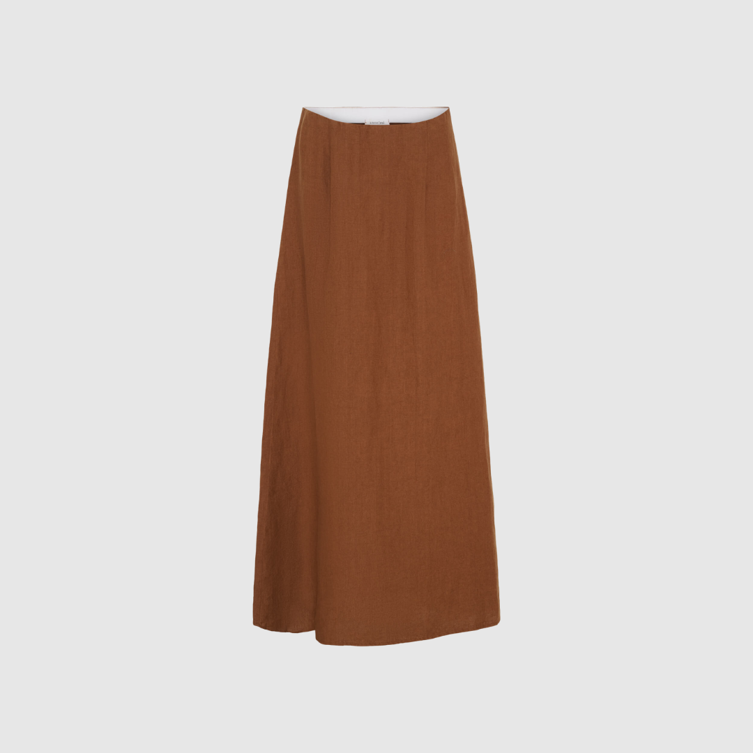 Jose Long Skirt i Cambridge Brown er en smuk maxi‑nederdel i 100% hør med elastisk linning og diskret slids bagpå. Åndbar, let og perfekt til forår, sommer og lag‑på‑lag. En elegant og tidløs style til både hverdag og ferielooks.