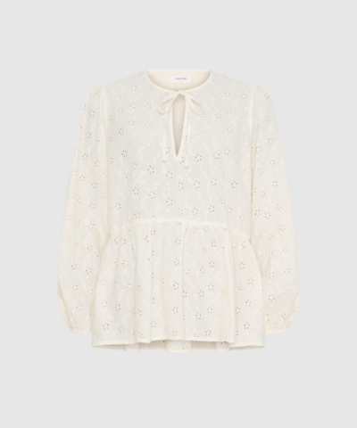 Melody LS Blouse i White Sand er en feminin bluse i broderie anglaise med V‑hals, bindebånd og elastiske trompetærmer. Foret med blød bomuld for optimal komfort. Perfekt til både hverdag og mere pyntede anledninger.