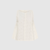 Melody SL Top i White Sand er en feminin ærmeløs top i broderie anglaise med A‑line snit og elastiske detaljer ved ærmegab for en perfekt pasform. Foret med blød bomuld, hvilket gør den komfortabel og ideel til sommerbrug. Perfekt til både hverdag og ferielooks.