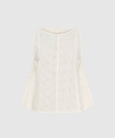 Melody SL Top i White Sand er en feminin ærmeløs top i broderie anglaise med A‑line snit og elastiske detaljer ved ærmegab for en perfekt pasform. Foret med blød bomuld, hvilket gør den komfortabel og ideel til sommerbrug. Perfekt til både hverdag og ferielooks.