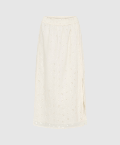 Melody Midi Skirt i White Sand er en feminin midi‑nederdel i broderie anglaise med elastisk linning og smuk off‑center slids. Foret med blød bomuld for maksimal komfort. Perfekt til sommer, ferie, hverdag og romantiske outfits.