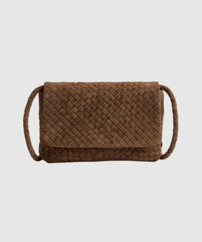 Depeche Elegant Crossover/Clutch 16690 i Dark Taupe er en håndflettet lædertaske med aftagelig rem, eksklusivt design og perfekt størrelse til hverdag og fest. En tidløs taske i 100% kalveskind, der kombinerer funktion, luksus og kvalitet. Find den hos Merci Give.