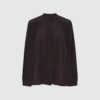 Florence Silk Crepe Shirt fra FRAU i farven Chocolate Torte er en luksuriøs silkeskjorte med kinakrave, feminine rynk og et elegant, let fald. Fremstillet i 100% silke og designet i en rummelig onesize‑pasform, der kombinerer komfort, eksklusiv kvalitet og et tidløst udtryk. Perfekt til både hverdag og fest.