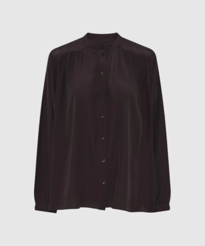 Florence Silk Crepe Shirt fra FRAU i farven Chocolate Torte er en luksuriøs silkeskjorte med kinakrave, feminine rynk og et elegant, let fald. Fremstillet i 100% silke og designet i en rummelig onesize‑pasform, der kombinerer komfort, eksklusiv kvalitet og et tidløst udtryk. Perfekt til både hverdag og fest.