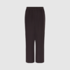 Melbourne Silk Crepe Pant fra FRAU i farven Chocolate Torte er et par luksuriøse silkebukser, skabt i 100% blød crepe‑silke, der giver et smukt, levende fald og en eksklusiv fornemmelse mod huden. Bukserne har lige ben, en smal elastik i taljen og usynlige sidelommer, som understreger deres minimalistiske og elegante design. Den dybe, varme Chocolate Torte‑farve tilfører et sofistikeret og moderne udtryk, der nemt kan styles både klassisk og afslappet. Perfekte til både hverdag, arbejde og festlige anledninger. Kombinér dem med en silkeskjorte for et eksklusivt set eller med en strik for en blød, elegant hverdagsstil. Melbourne‑bukserne er et tidløst key‑piece, der kombinerer komfort, luksus og feminint design.