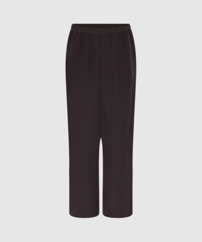 Melbourne Silk Crepe Pant fra FRAU i farven Chocolate Torte er et par luksuriøse silkebukser, skabt i 100% blød crepe‑silke, der giver et smukt, levende fald og en eksklusiv fornemmelse mod huden. Bukserne har lige ben, en smal elastik i taljen og usynlige sidelommer, som understreger deres minimalistiske og elegante design. Den dybe, varme Chocolate Torte‑farve tilfører et sofistikeret og moderne udtryk, der nemt kan styles både klassisk og afslappet. Perfekte til både hverdag, arbejde og festlige anledninger. Kombinér dem med en silkeskjorte for et eksklusivt set eller med en strik for en blød, elegant hverdagsstil. Melbourne‑bukserne er et tidløst key‑piece, der kombinerer komfort, luksus og feminint design.