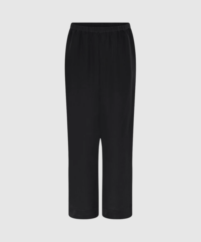 Melbourne Silk Crepe Pant fra FRAU i sort er en eksklusiv silkebuks med lige ben, smal elastik i taljen og usynlige sidelommer. 100% silke gør buksen let, elegant og ideel til både hverdag og fest. En tidløs luksusstyle, der passer perfekt i enhver garderobe.