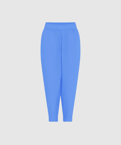 FRAU Oslo Ankelbukser i Granada Sky er en klassisk og simpel buks med bred elastik i taljen, usynlige sidelommer og smalt benforløb. Fremstillet i 100% økologisk bomuld, perfekt til hverdagen. Find Oslo‑favoritten hos Merci Give.