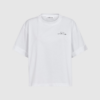 HL Crew Neck Crop Tee i farven White er den perfekte basic T‑shirt til dig, der elsker et rent, stilrent og moderne look. Den croppede længde giver et feminint og tidssvarende udtryk, mens den klassiske crew neck gør den nem at style året rundt. T‑shirten er fremstillet i 100% økologisk bomuld, som sikrer maksimal komfort, åndbarhed og en behagelig, naturlig pasform.