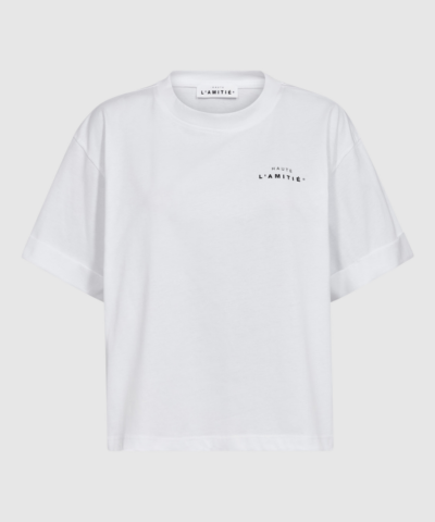 HL Crew Neck Crop Tee i farven White er den perfekte basic T‑shirt til dig, der elsker et rent, stilrent og moderne look. Den croppede længde giver et feminint og tidssvarende udtryk, mens den klassiske crew neck gør den nem at style året rundt. T‑shirten er fremstillet i 100% økologisk bomuld, som sikrer maksimal komfort, åndbarhed og en behagelig, naturlig pasform.