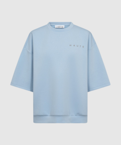 Maxi Split SS Logo Sweat i Pale Blue er en let, kortærmet sweatshirt med boxy pasform og logo‑detalje. Blød og strækbar kvalitet i bomuld/polyester. Perfekt til sporty, casual og moderne hverdagslooks.
