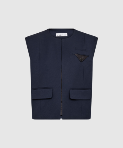 Premiere Box Waistcoat i Navy er en moderne vest med boxy pasform og elegant udtryk. Fremstillet i en fleksibel polyester‑elastan kvalitet, som giver komfort og et flot fald. Perfekt som lag‑på‑lag over både skjorter, T‑shirts og kjoler.