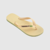 Havaianas Brasil Logo i Buttercream er en klassisk flip‑flop i 100% gummi med logo‑rem, brasiliansk flag og farvet sålkant. Let, fleksibel og slidstærk – perfekt til sommer, strand, hverdag og rejser. Den bløde cremafarve passer til alle outfits og giver et elegant, minimalistisk look.