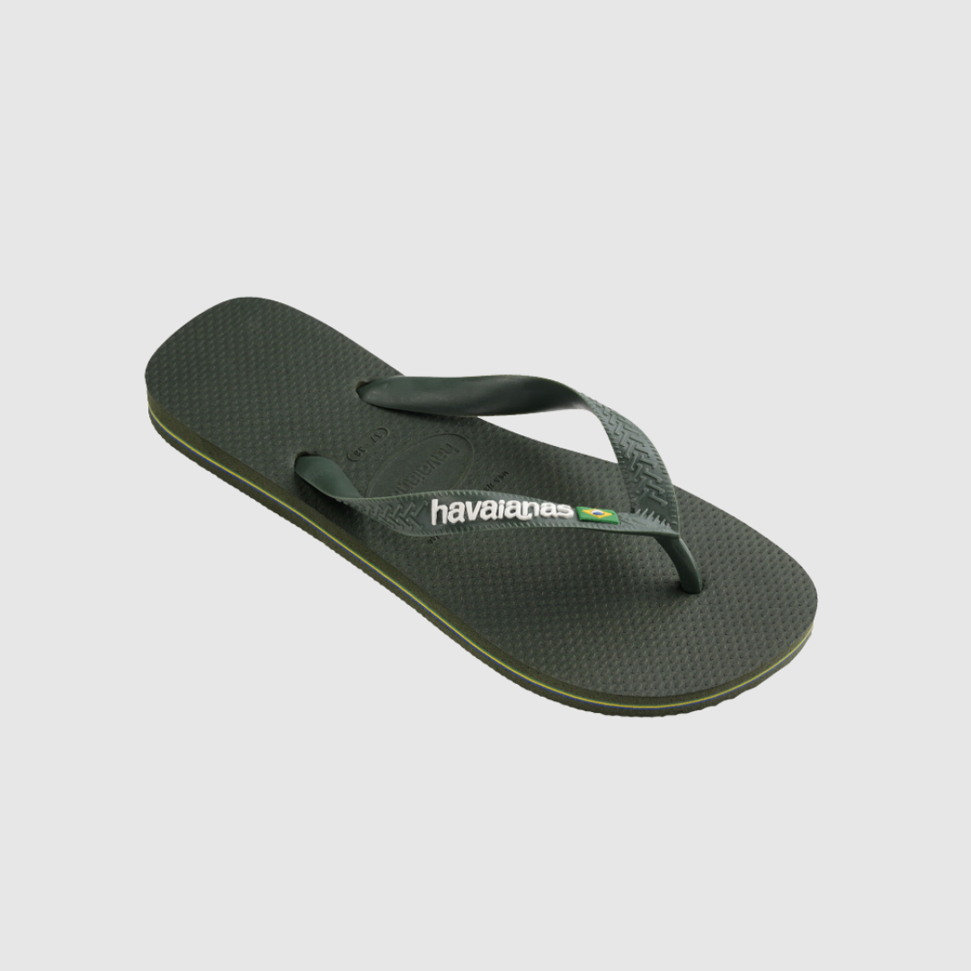 Havaianas Brasil Logo Green Olive er en ikonisk flip‑flop med logo‑rem og brasiliansk flag. Let, fleksibel og fremstillet i 100% gummi. Perfekt til sommer, ferie og hverdag. Et tidløst og komfortabelt valg fra Havaianas.