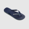 Havaianas Brasil Logo i Navy Blue er en klassisk unisex flip‑flop med logo‑rem, brasiliansk flag og stribet sålkant. Den lette og slidstærke gummisål giver optimal komfort, skridsikkerhed og fleksibilitet. Et must‑have til sommer, strand og hverdagsbrug – ikonisk design og uovertruffen komfort.