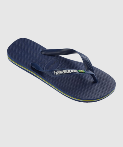 Havaianas Brasil Logo i Navy Blue er en klassisk unisex flip‑flop med logo‑rem, brasiliansk flag og stribet sålkant. Den lette og slidstærke gummisål giver optimal komfort, skridsikkerhed og fleksibilitet. Et must‑have til sommer, strand og hverdagsbrug – ikonisk design og uovertruffen komfort.