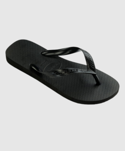 Havaianas Top Black er en ikonisk unisex flip‑flop i 100% premium gummi. Let, fleksibel og ultrakomfortabel med ris‑tekstureret fodseng og klassiske logo‑remme. Perfekt til sommer, strand, rejser og afslappet hverdagsbrug. Et tidløst must‑have fra Havaianas.
