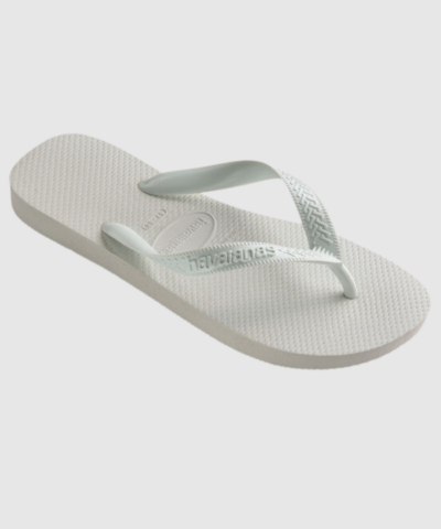 Havaianas Top White er en klassisk unisex flip‑flop i premium gummi. Let, fleksibel og komfortabel med signaturens ris‑teksturerede fodseng og logo‑remme. Perfekt til sommer, ferie, strand og hverdagsbrug – en tidløs bestseller fra Havaianas.