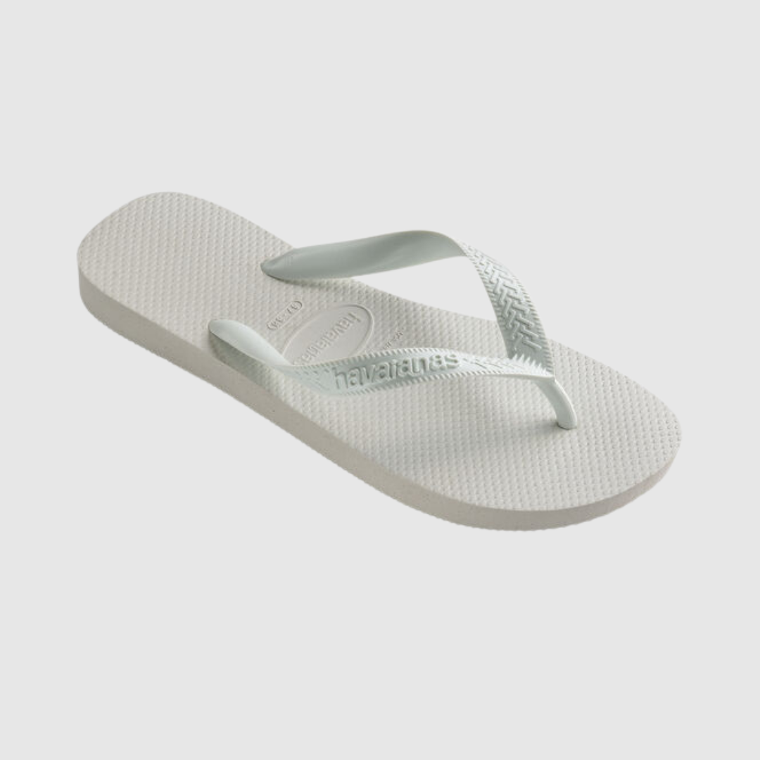 Havaianas Top White er en klassisk unisex flip‑flop i premium gummi. Let, fleksibel og komfortabel med signaturens ris‑teksturerede fodseng og logo‑remme. Perfekt til sommer, ferie, strand og hverdagsbrug – en tidløs bestseller fra Havaianas.