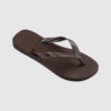 Havaianas Top Tiras i Dark Brown er en elegant flip‑flop med metallic‑look remme og klassisk komfort. Fremstillet i 100% premium gummi med ris‑tekstureret fodseng for bedre grip. Perfekt til strand, ferie og hverdagsbrug. En stilfuld opgradering af den klassiske Havaianas.